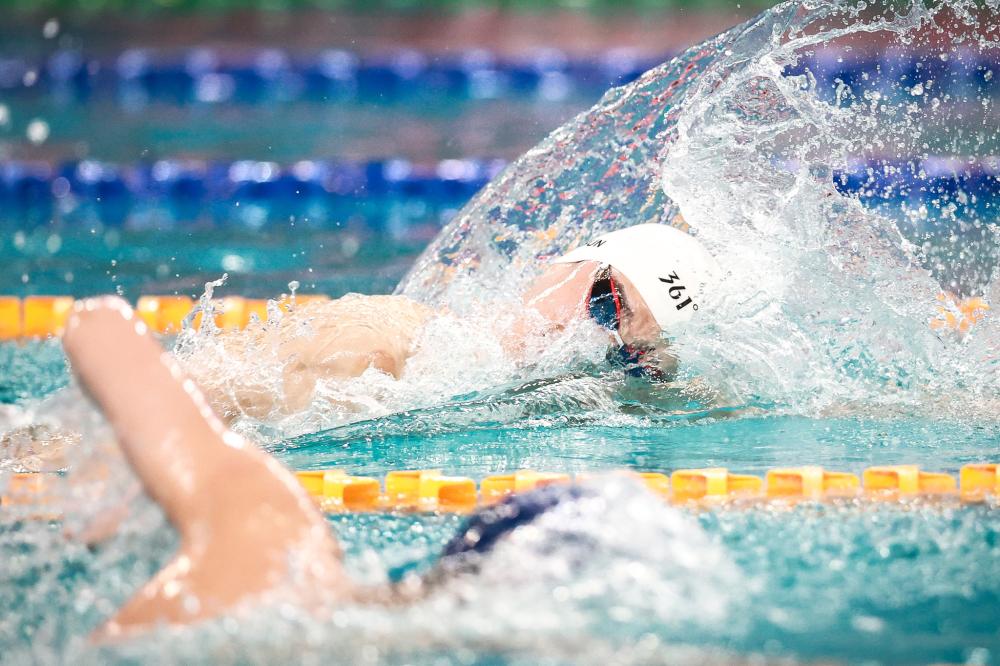 被球迷喷得退出国家队的吴曦，其实是郑智后最强后腰，场上也很拼